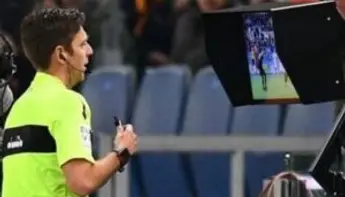 كيف تؤثر تقنيّة الـ VAR على مواقع مراهنات كرة القدم اون لاين